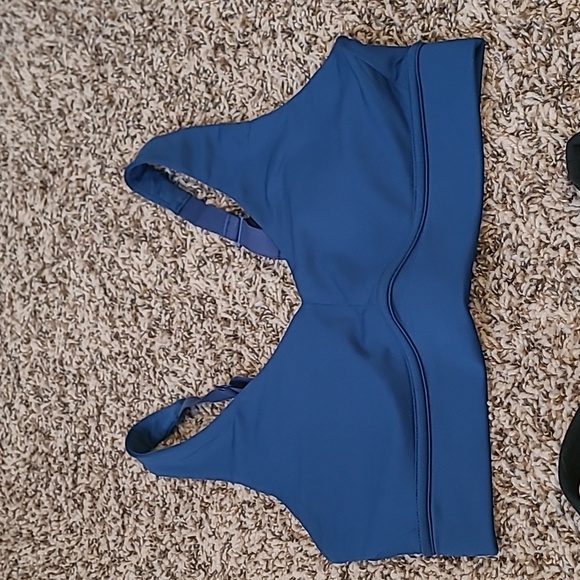 Lot of 2 Fabletics sports bras - Picture 3 of 9